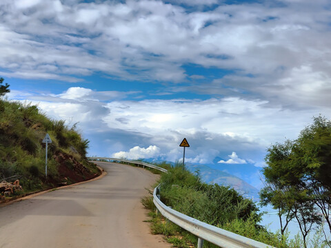 乡村公路弯道急转弯