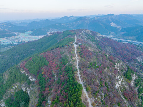 航拍济南蚰蜒山红叶