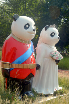熊猫新郎新娘雕塑