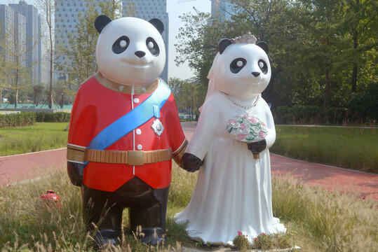 熊猫王子公主婚礼雕塑