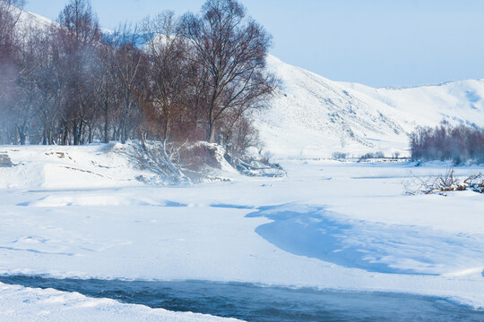 冬季河流树林雪山