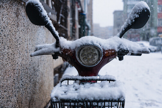 电动单车积雪