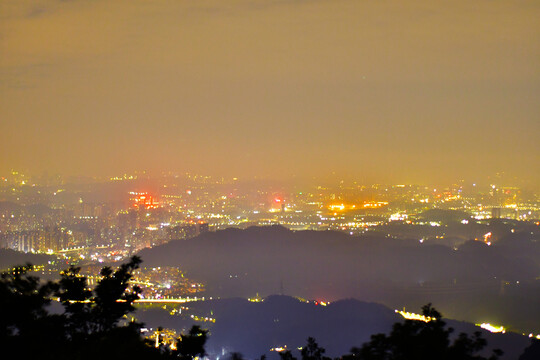 城市夜景照亮夜空