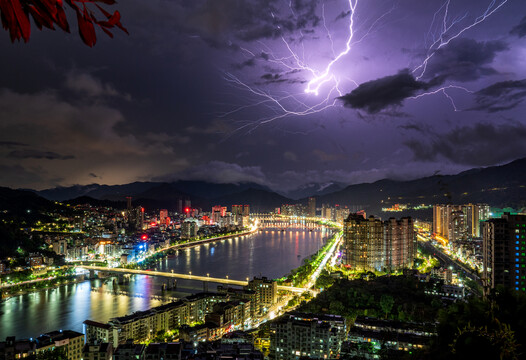 浙江丽水青田县城夜景闪电