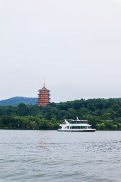 杭州西湖雷峰塔和游船