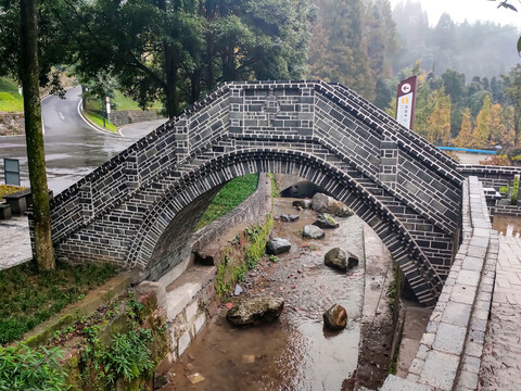 仿古拱形小桥