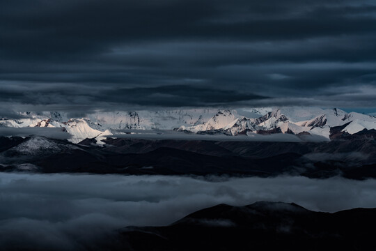 云雾缭绕的喜马拉雅山脉