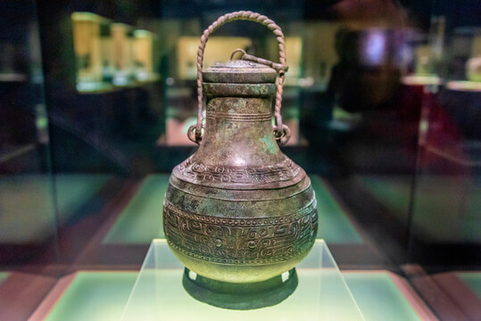 上海博物馆商代中期兽面纹壶