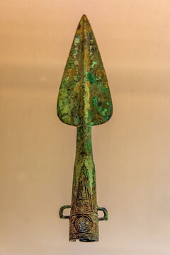 上海博物馆商代晚期火纹矛