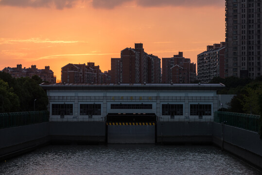 夕阳下的龙华港泵闸泵闸