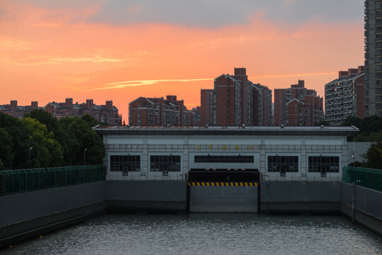 夕阳下的龙华港泵闸泵闸