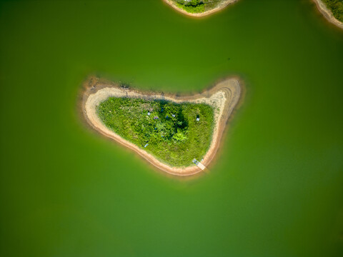 大自然绿色湖泊爱心岛屿