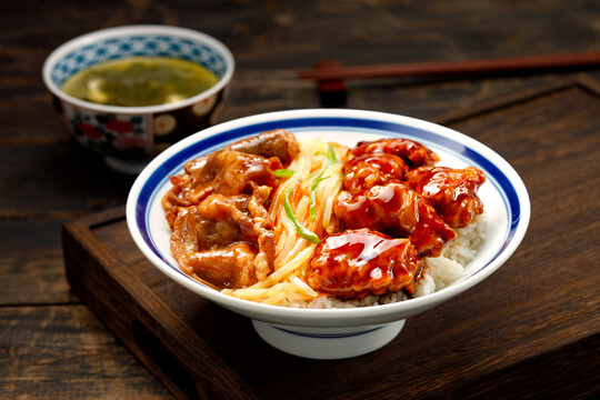 黑醋鸡块大阪肥牛双拼饭