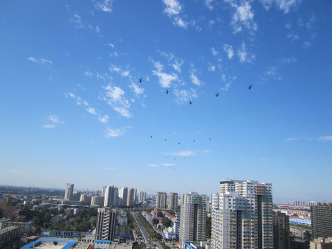 高空中飞过一排直升飞机