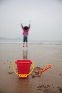 一个小女孩在沙滩上玩沙子