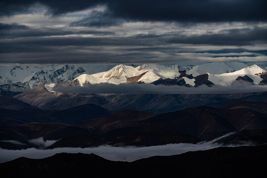 日出云层中的喜马拉雅山脉