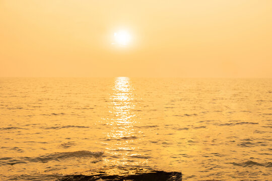 夕阳海水湖面黄昏波光粼粼