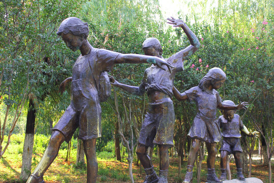 一群儿童雕塑
