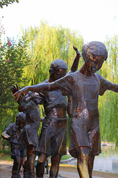 一群儿童雕塑