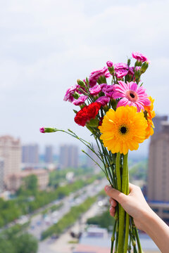 女性手拿鲜花送花