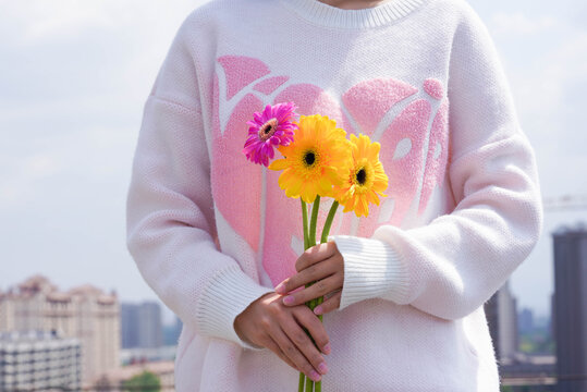 女性手拿鲜花送花