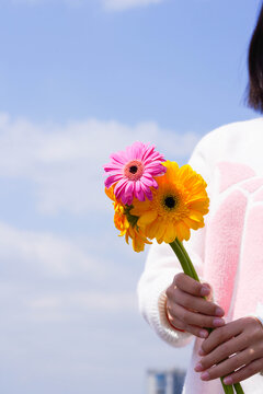 女性手拿鲜花送花