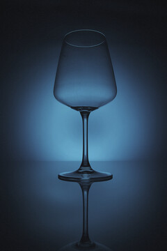 蓝色背景下的神秘红酒杯