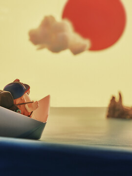 准备出海的玩具探险小人