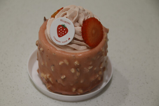 草莓梦龙慕斯蛋糕甜品