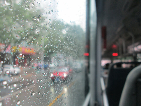 雨天公交