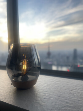 夕阳下的酒杯与烛光