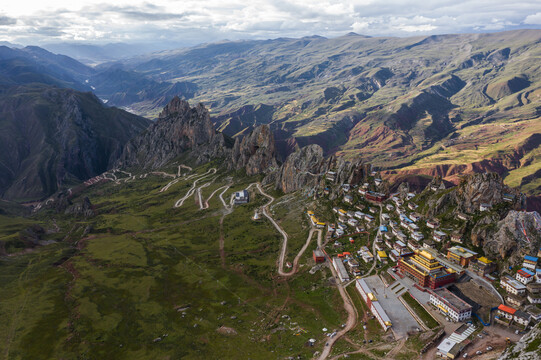 孜珠寺和山路全景