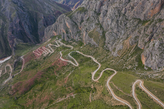 去往孜珠寺的盘山路