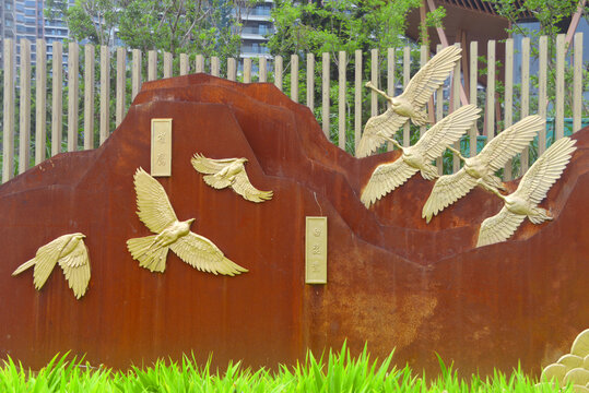 鸟类雀鹰和白琵鹭雕塑