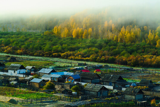 秋季山村老房子