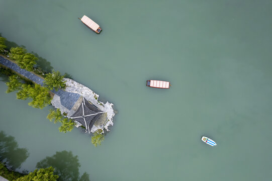 航拍扬州瘦西湖园林风景