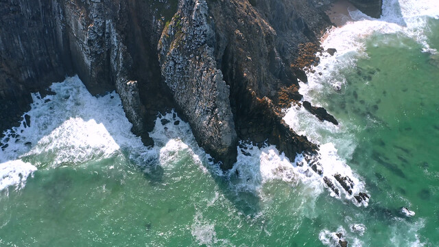 海水拍打着海岸