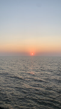 蓝色大海早晨霞光日出景观