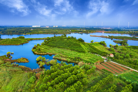 森林湖泊蓝天白云自然风景