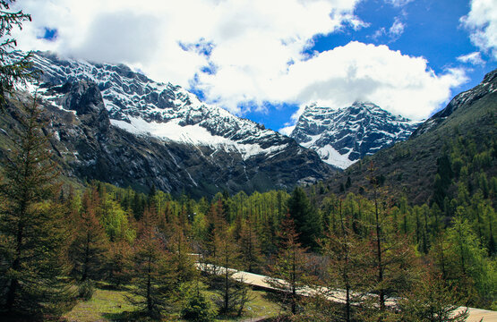 中国川西高原四姑娘山雪山栈道