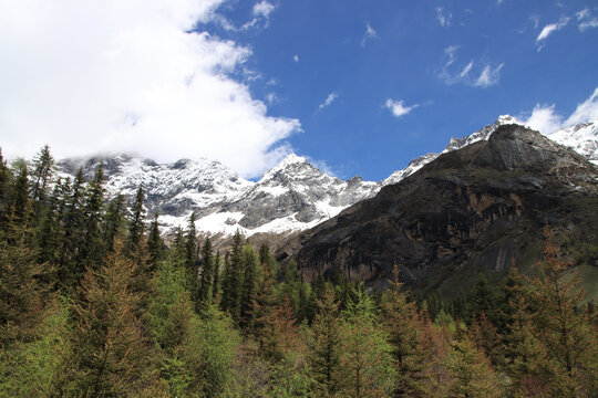 中国川西高原四姑娘山雪山