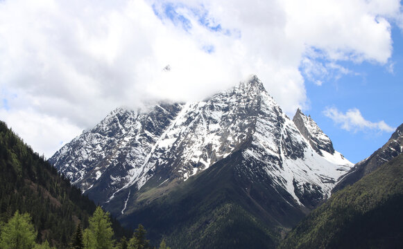 中国川西高原四姑娘山雪山