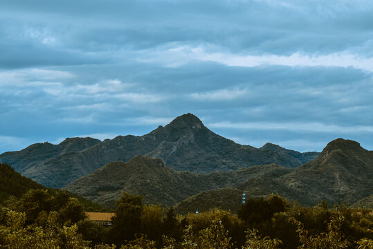 天空与山峦