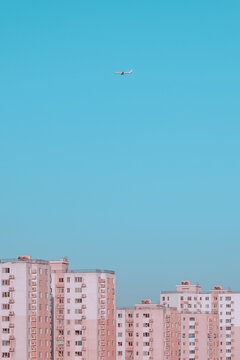 城市上空的飞机