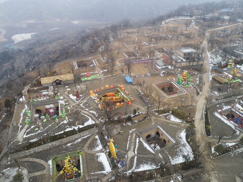 航拍春节的豫州地坑院