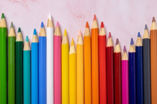 整齐排列的彩色铅笔