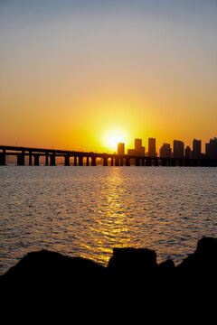 海堤海边夕阳日落剪影厦门