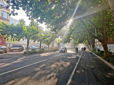 早晨的城市街道