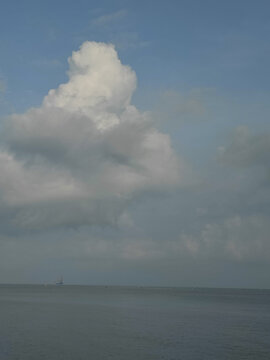 天空云朵与海