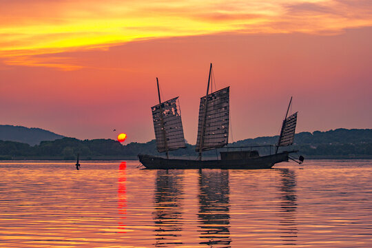 日落晚霞下的帆船